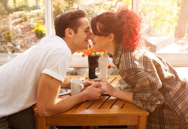 Poljubac zaljubljenog para na kavi